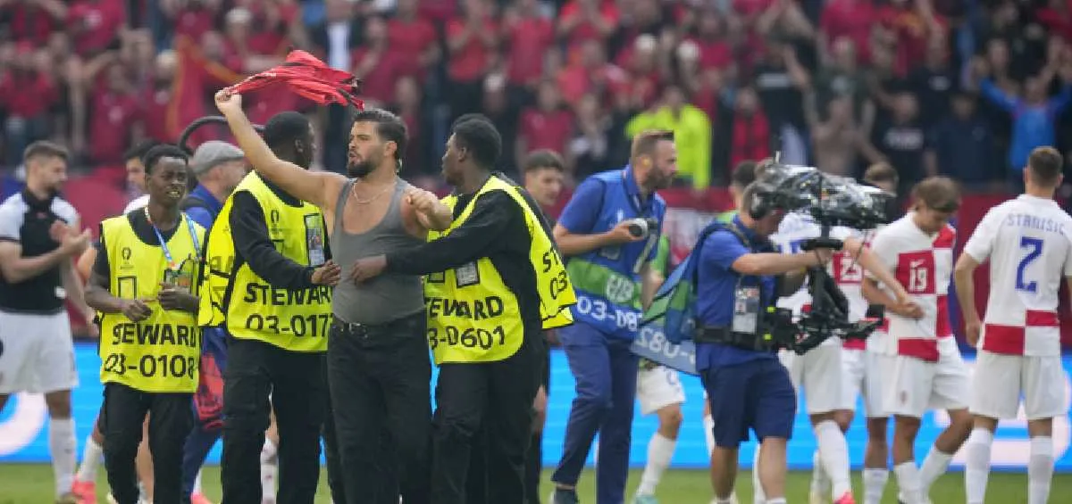 Invasión de campo en el Albania vs Croacia