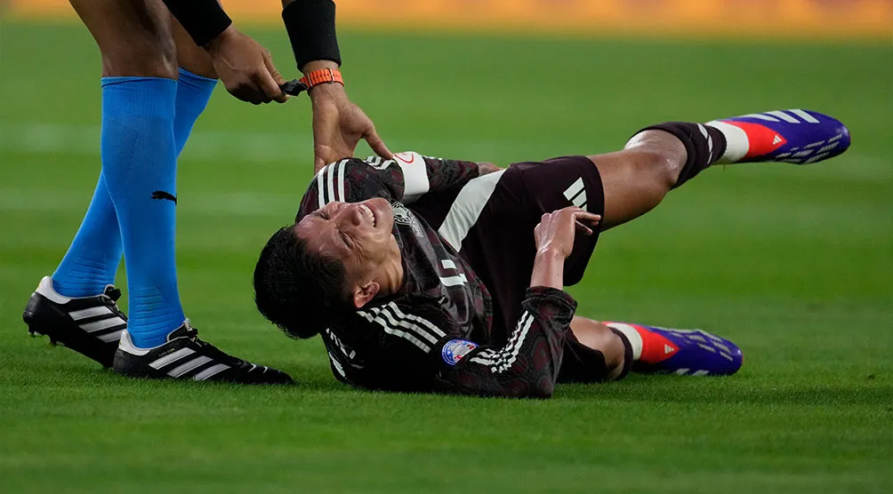 Edson Álvarez, entre lágrimas antes de salir del campo