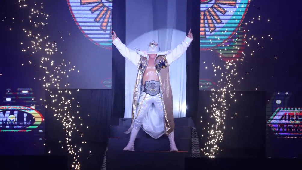 CORTESÍA: CMLL 'El Rey de Oro y Plata' saliendo a la Arena México