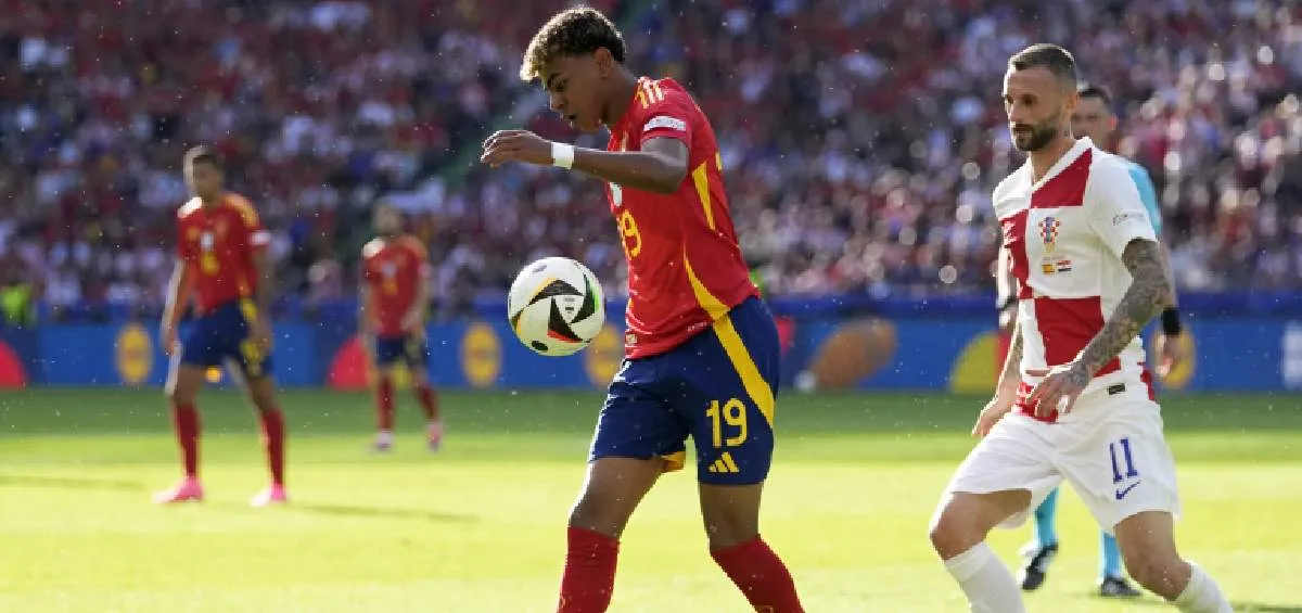 Yamal debutó con asistencia ante Croacia