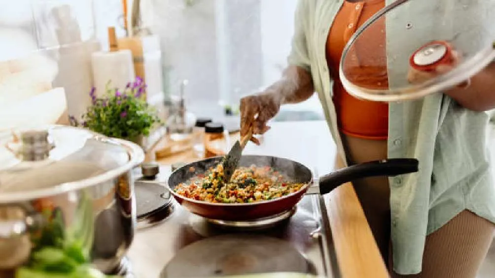 Las trabajadoras del hogar también tienen derecho a comer gratis en donde laboran.