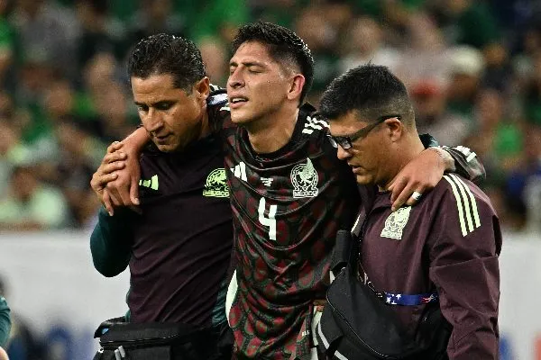Álvarez abandona la cancha tras lesionarse vs Jamaica