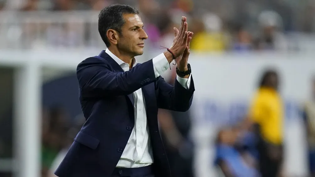 Jaime Lozano dirigiendo un partido