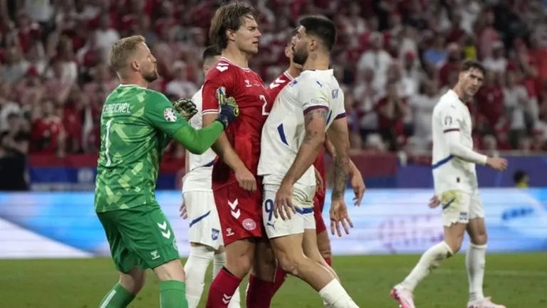 Dinamarca empató con Serbia