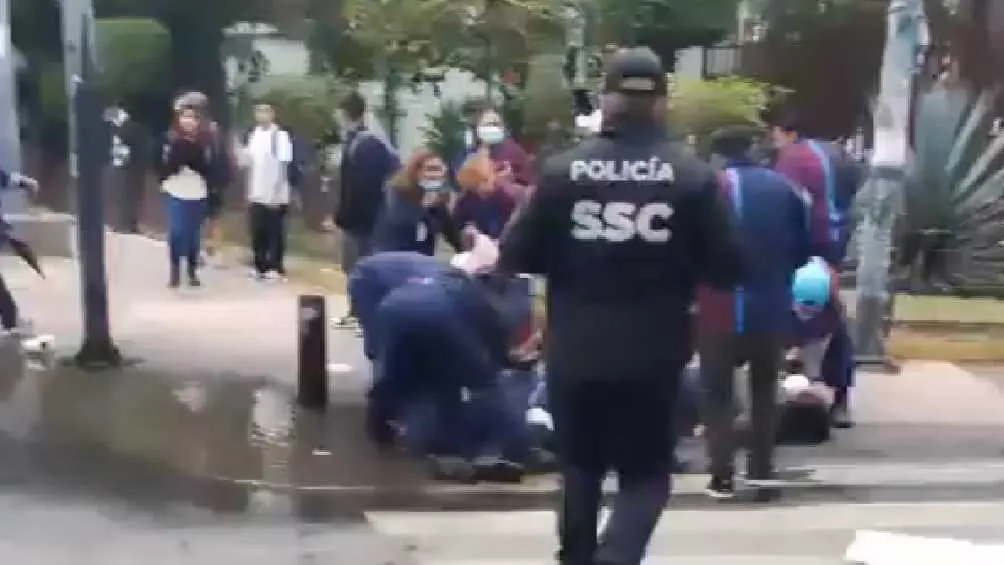 El conductor que atropelló a los trabajadores se dio a la fuga.