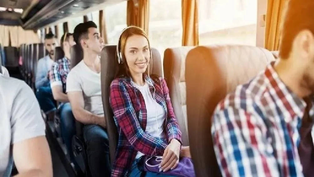 La rebaja para viajar en transporte es del 50 por ciento, pero para ello deben presentar una credencial que los acredite Foto Istock