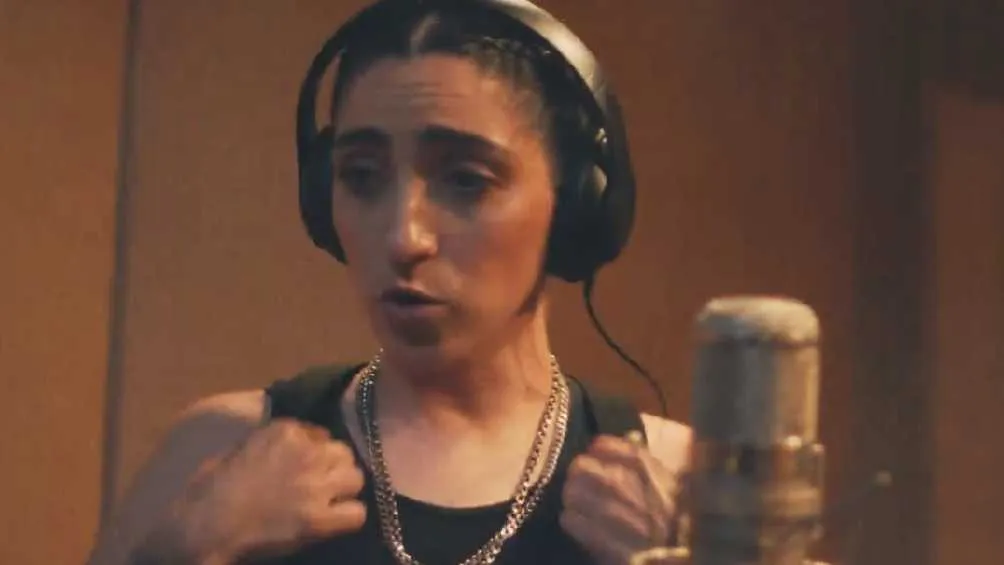 Emily Estefan también es una de las interpretes de la canción.