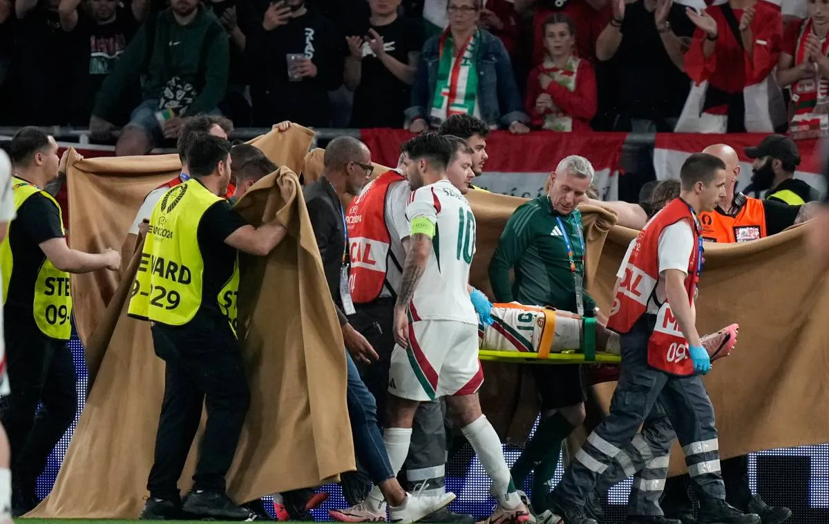 Varga sale en camilla del terreno de juego