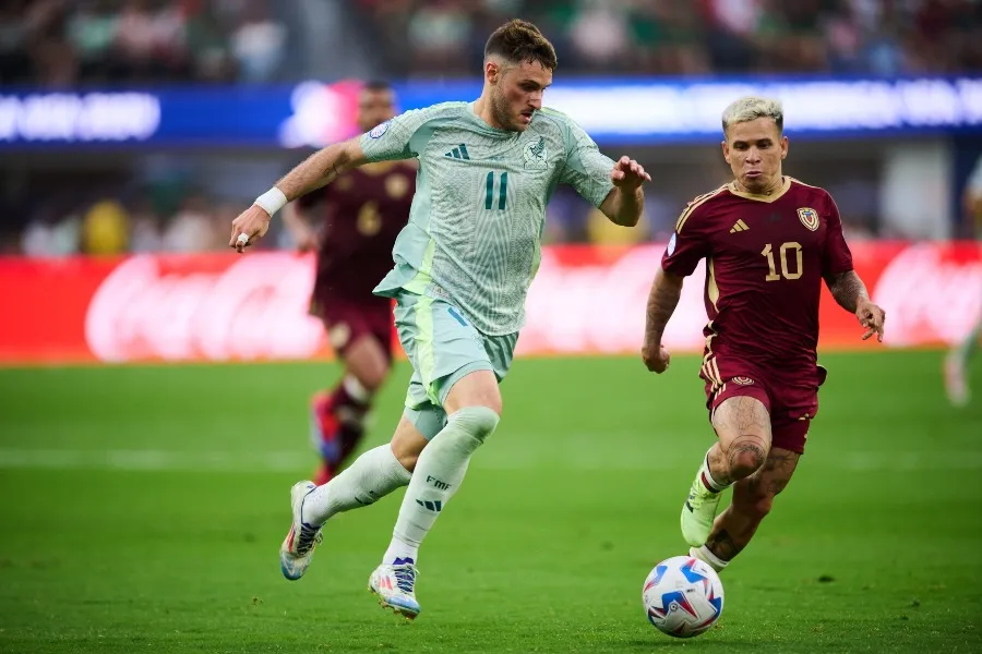 MEXSPORT Santiago Giménez en el duelo ante Venezuela