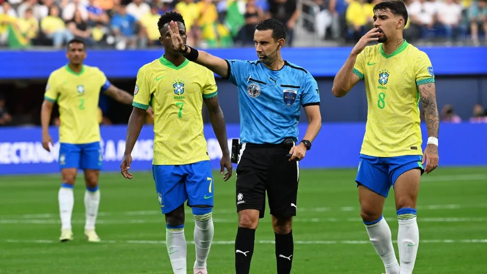 César Ramos pitó el partido de Brasil