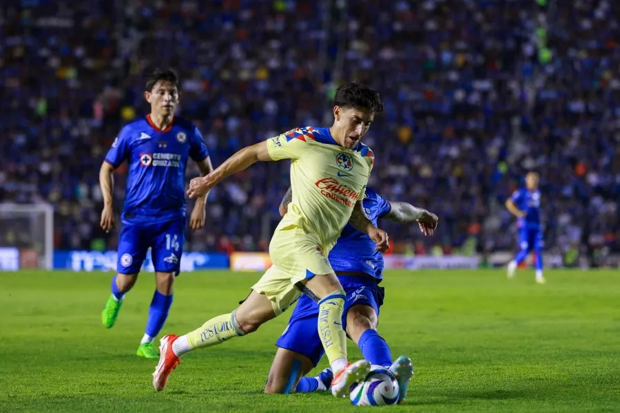 Alejandro Zendejas en un partido contra Cruz Azul