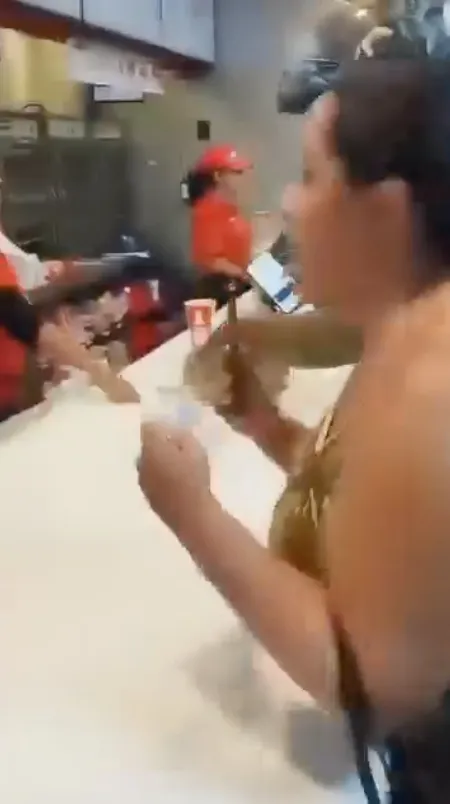 Captura de Pantalla YT: @skinnyflakk No daba crédito que llamaran chino a su marido.