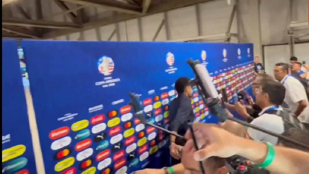 La prensa esperó dos horas