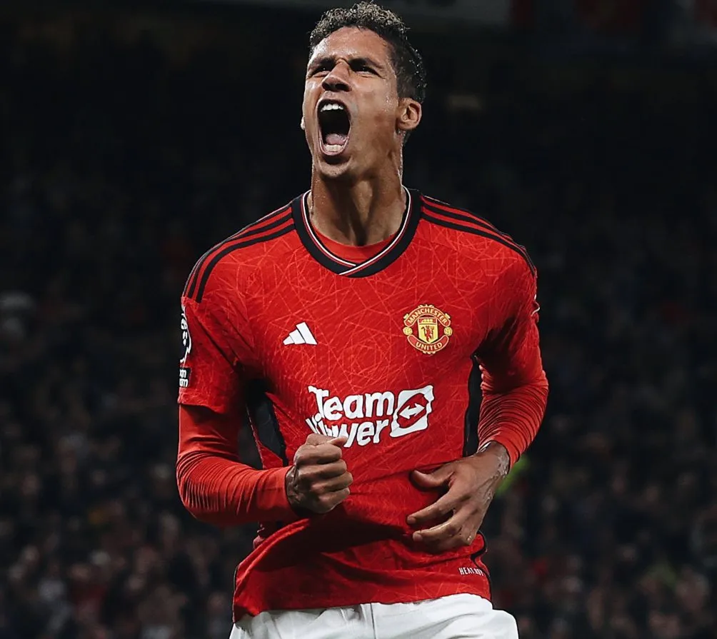 X: @raphaelvarane Raphael Varane jugó tres temporadas en el Manchester United