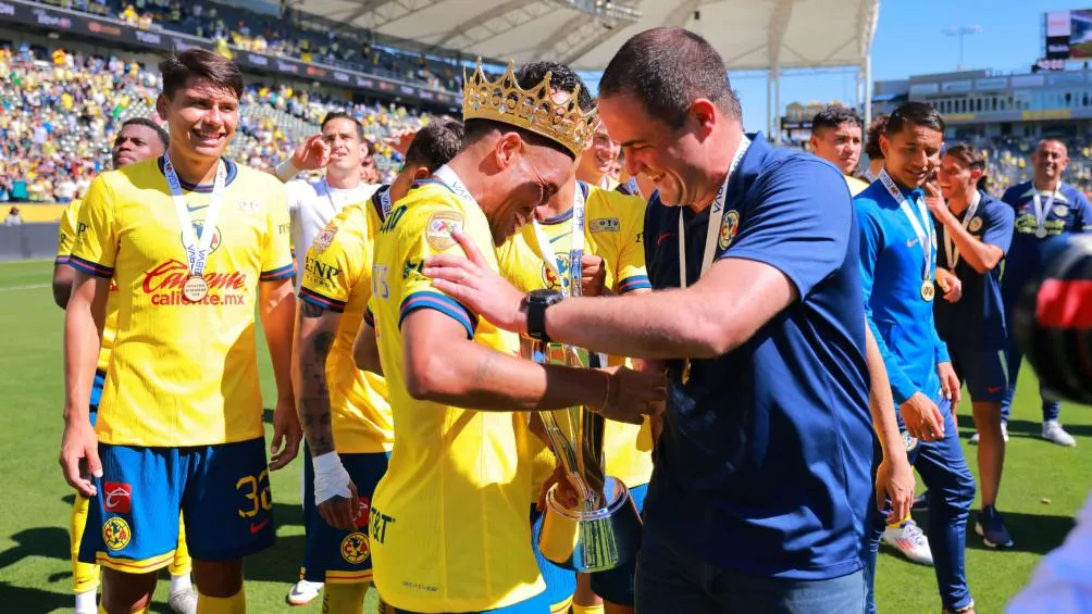André Jardine con el trofeo de la Supercopa de la Liga MX