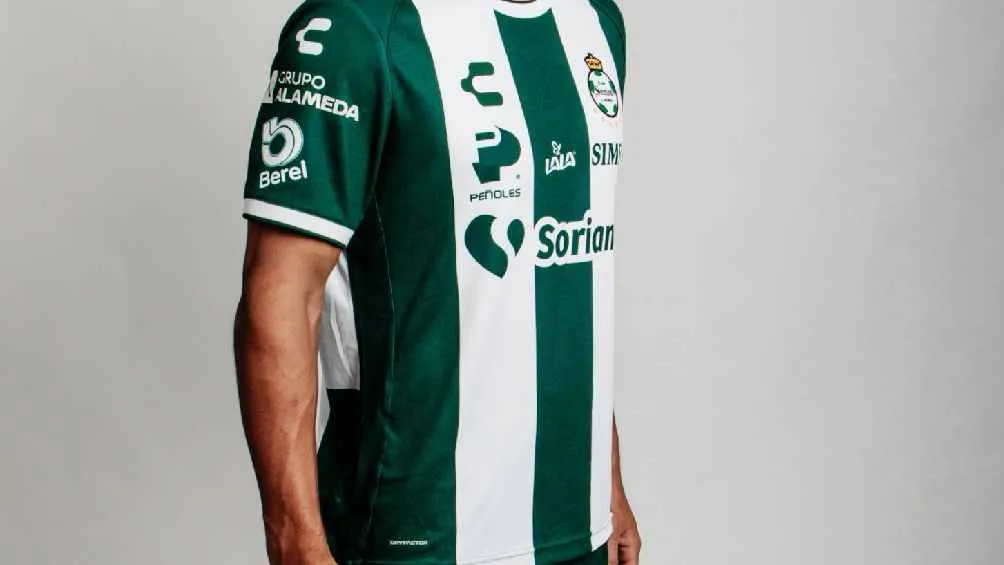 Tendrá un verde oscuro y rayas verticales