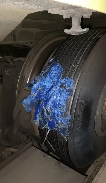 FB: @MetroCDMX Los objetos metálicos también pueden dañar los vagones.