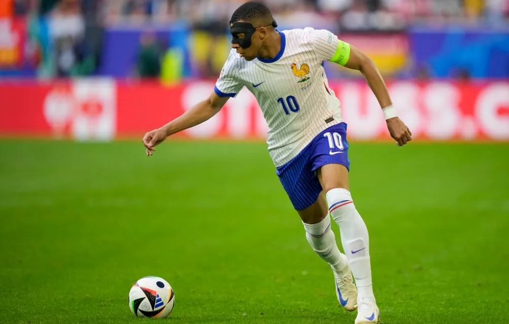 Mbappé controlando un balón