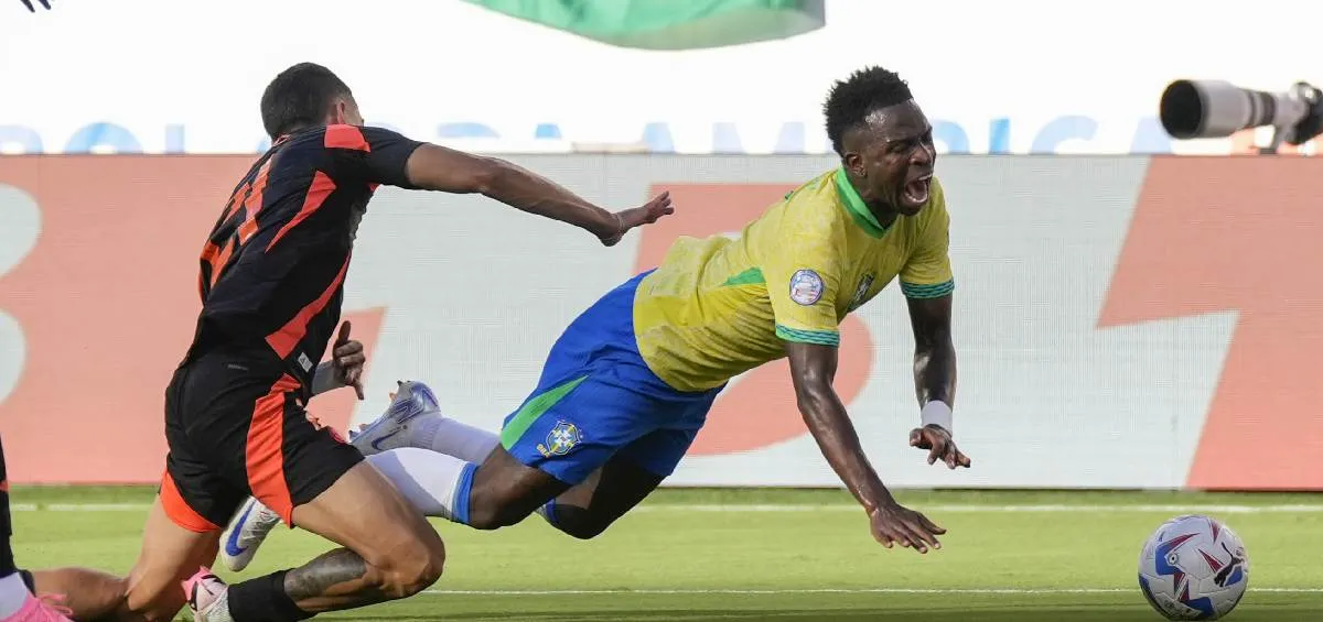 AP Falta sobre Vinícius JR.