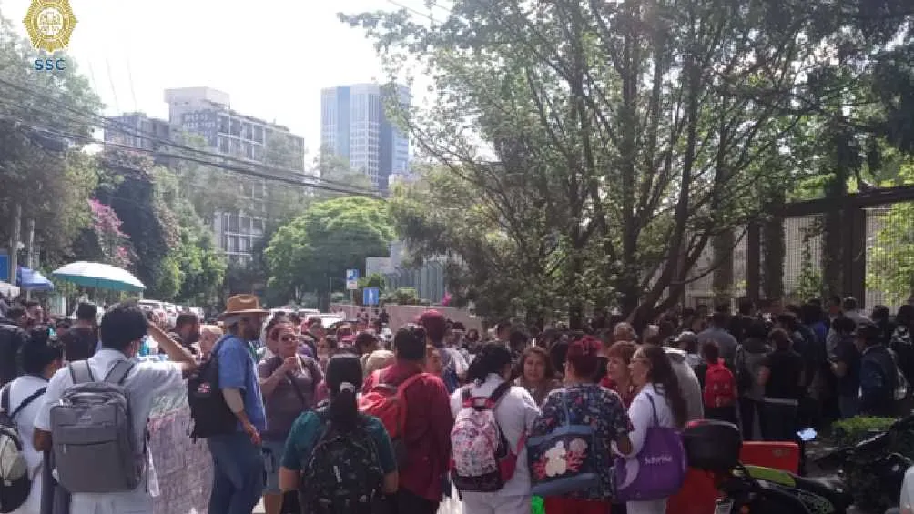 Twitter: @OVIALCDMX Los trabajadores de la educación exigen pagos atrasados.