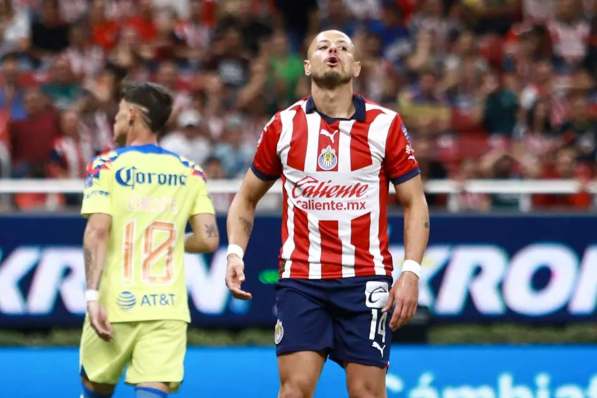 IMAGO7 'Chicharito' Hernández en un partido de Chivas