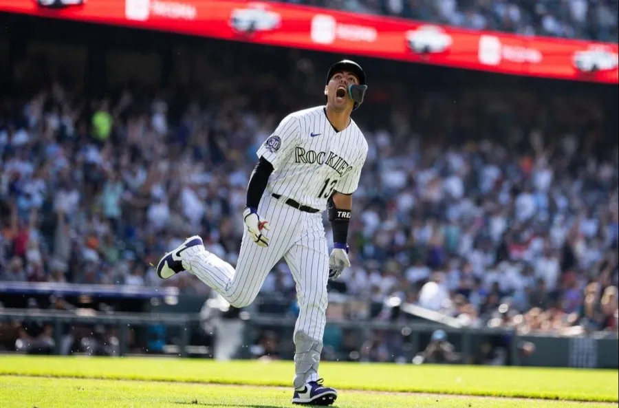 Alan Trejo festejando un HR en Coors Field
