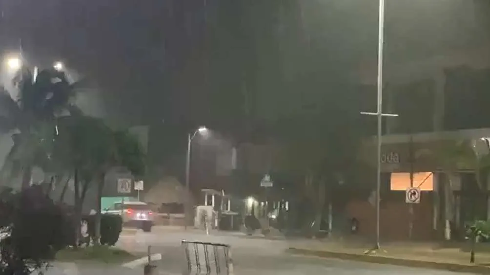 Twitter: @PedroMrquez_ El Huracán Beryl ya tocó tierra y entró por Tulum, en Quintana Roo.