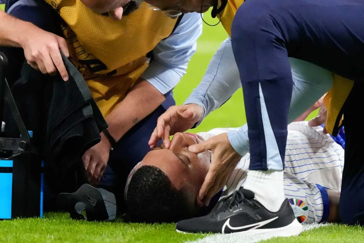 Mbappé tuvo que ser atendido por un balonazo en el rostro