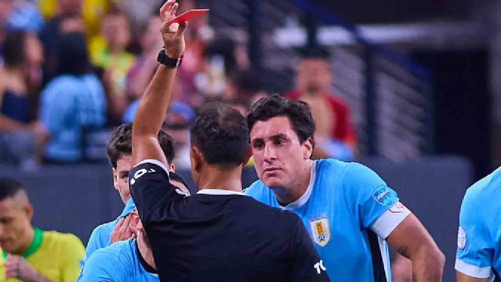 Lo expulsó tras la revisión en el VAR