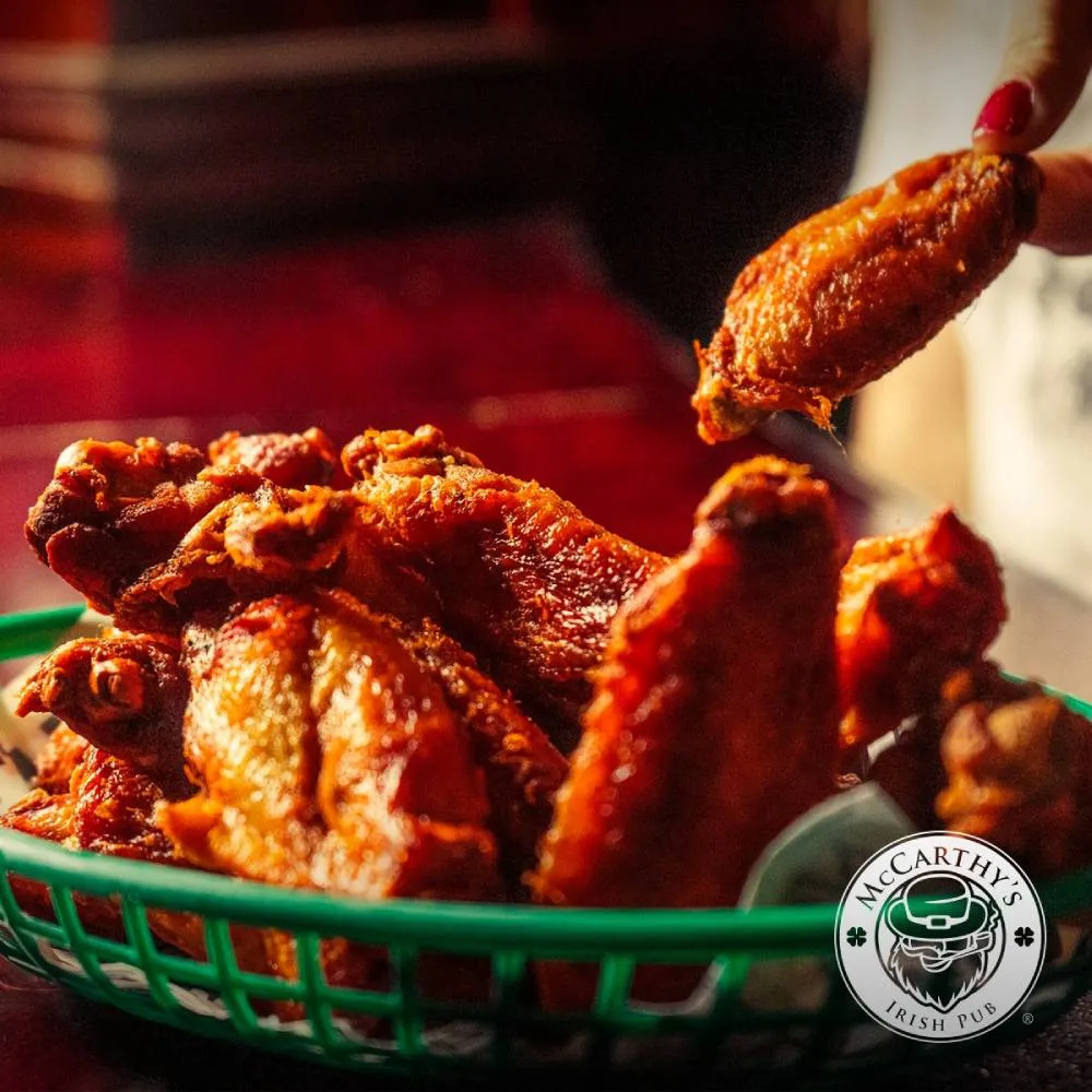 FB: @McCarthysClaveria Parte del éxtio de los McCarthy's Irish Pub es la venta de alitas.