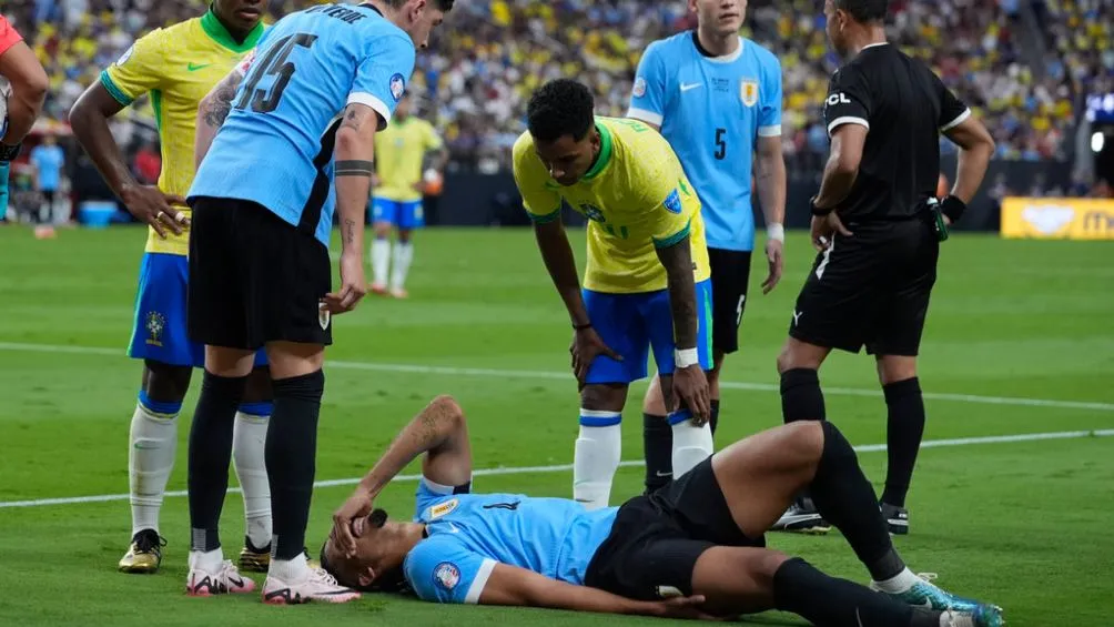 Ronald Araujo se lesionó al 33'