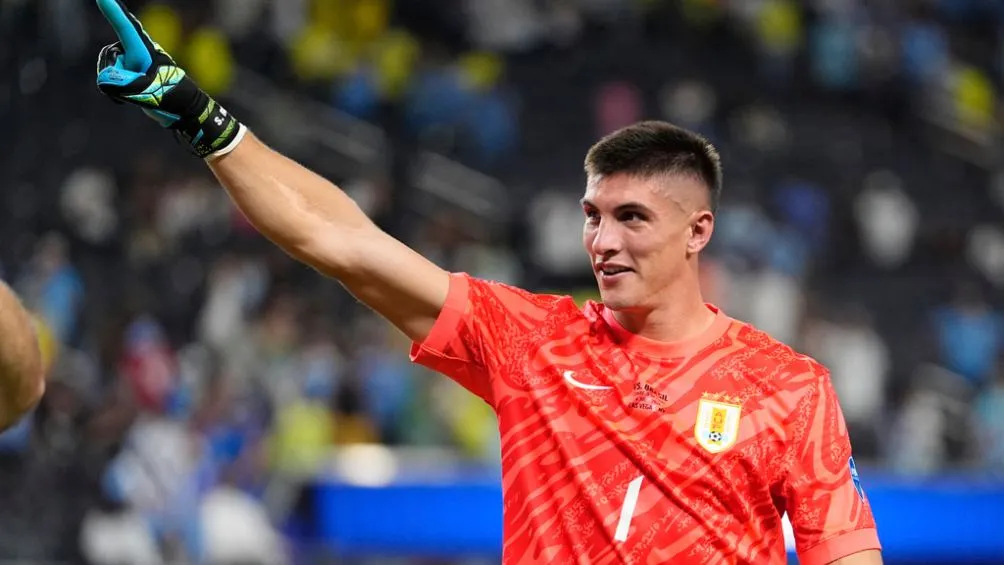 El arquero de Uruguay atajó el primer penal de Brasil