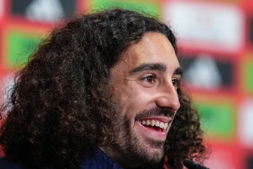 Cucurella en conferencias de prensa
