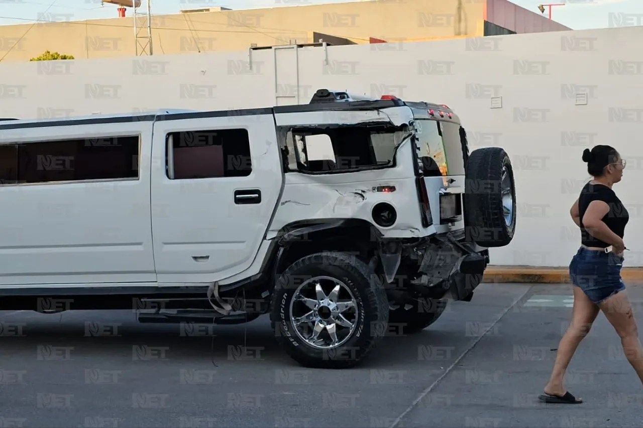 La limusina sufrió daños en la parte trasera tras el impacto