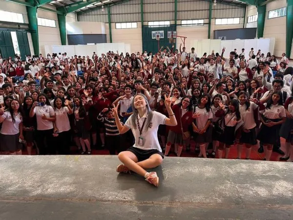 La influencer convivió con los cientos de estudiantes