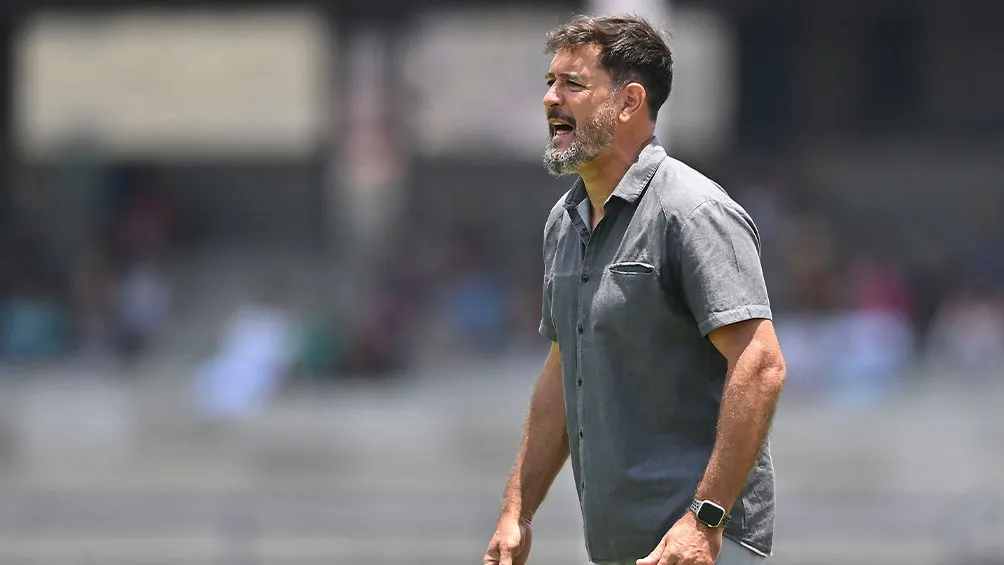 Lema da órdenes a sus jugadores en el Olímpico Universitario