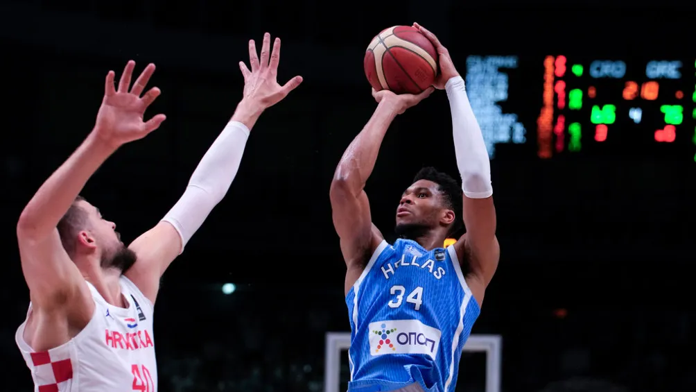 AP Giannis Antetokounmpo con Grecia