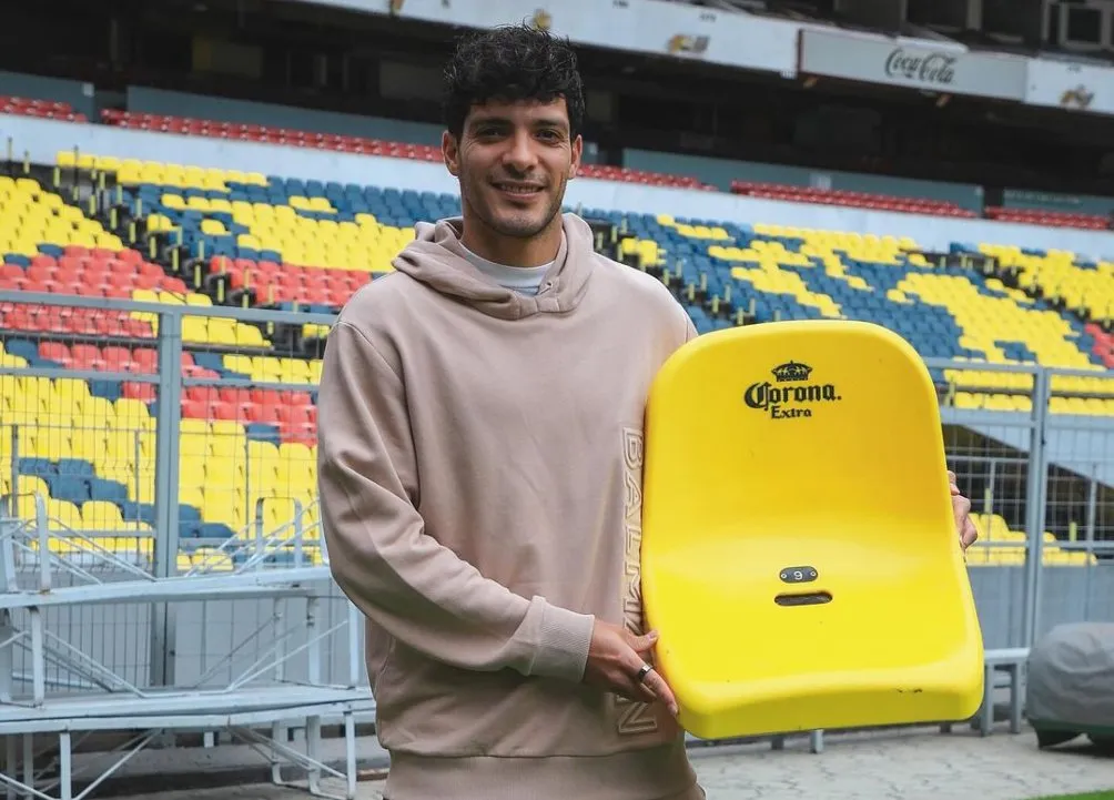 Raúl Jiménez con su butaca del Estadio Azteca