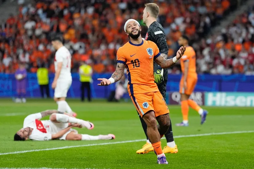 Memphis Depay en un partido de Países Bajos