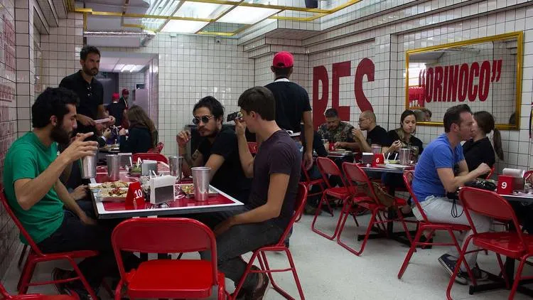 Cada vez es más común ver extranjeros en taquerías de la CDMX