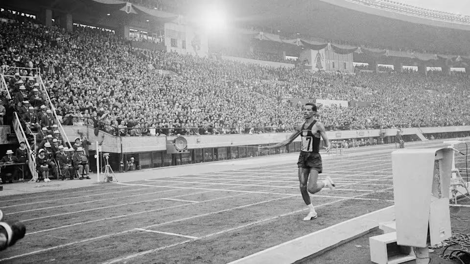 Abebe Bikila gana el maratón en 1964