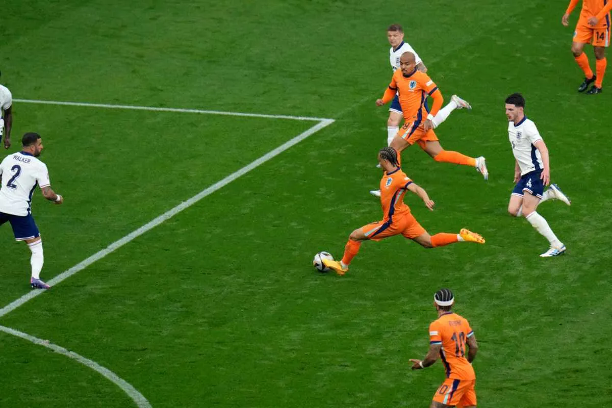 Xavi Simons abrió el marcador al minuto 7