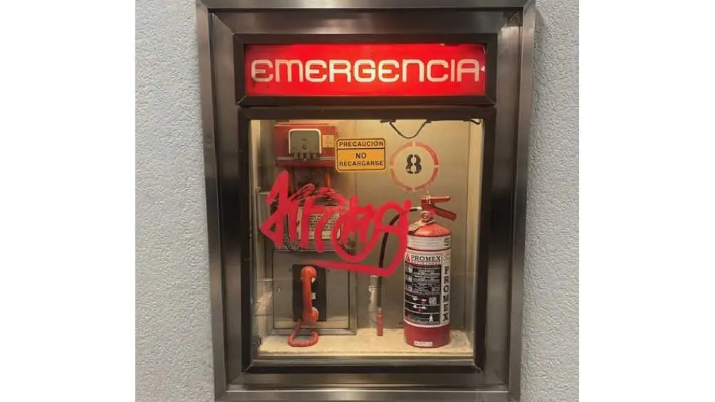 Los extintores al parecer ya están caducados.