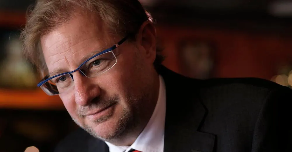 Especial El escritor asegura que es inocente y que no le permiten defenderse en México.