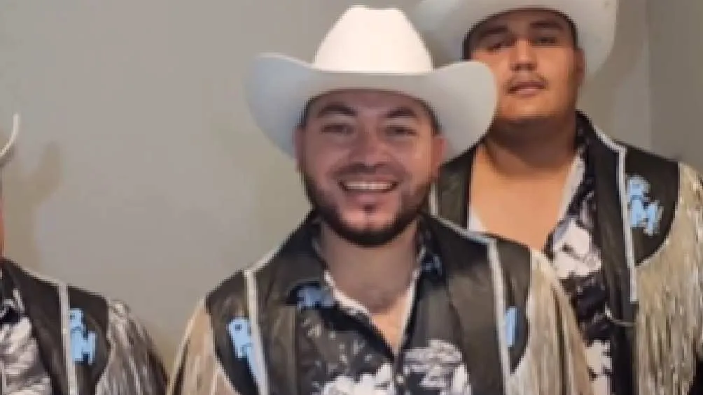 IG: @bandamagueyoficial El indigente está siendo confundido con Alejandro, trombonista de la banda.