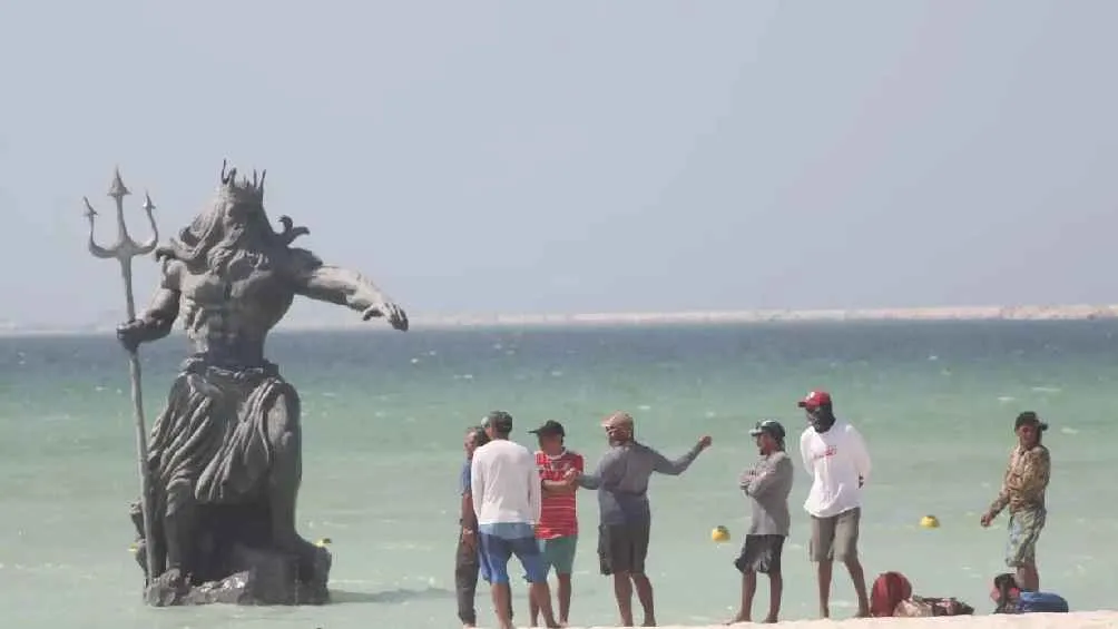 Twitter: @Cuauhtemoc_1521 Los yucatecos creen que la estatua de Poseidón tiene la culpa de las lluvias en el estado.