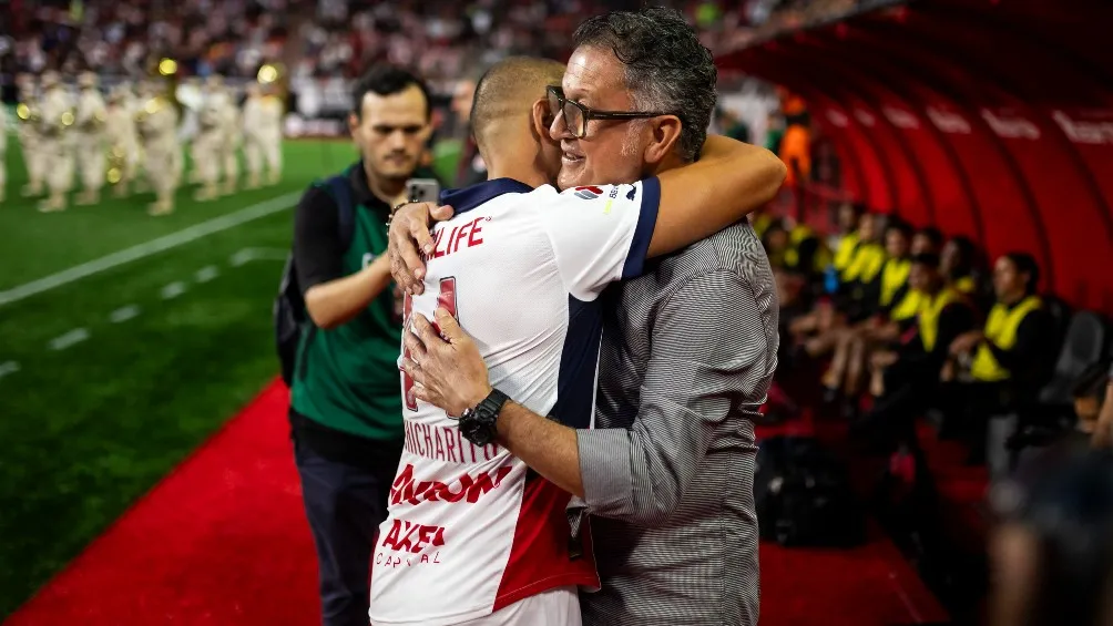 Juan Carlos Osorio abrazó a Chicharito