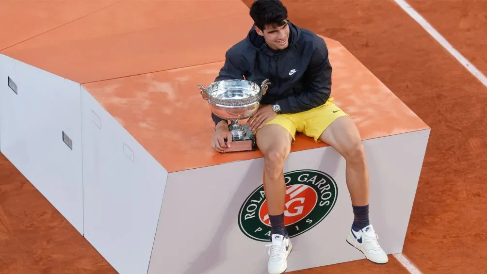 Alcaraz celebra la victoria en Roland Garros