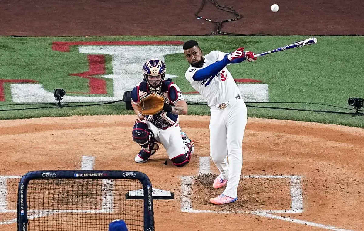 AP Teoscar Hernández conectando cuadrangular