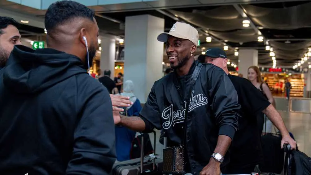 Fue recibido en el aeropuerto